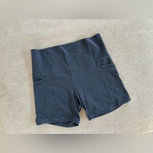 Salutation stash pocket 5” short